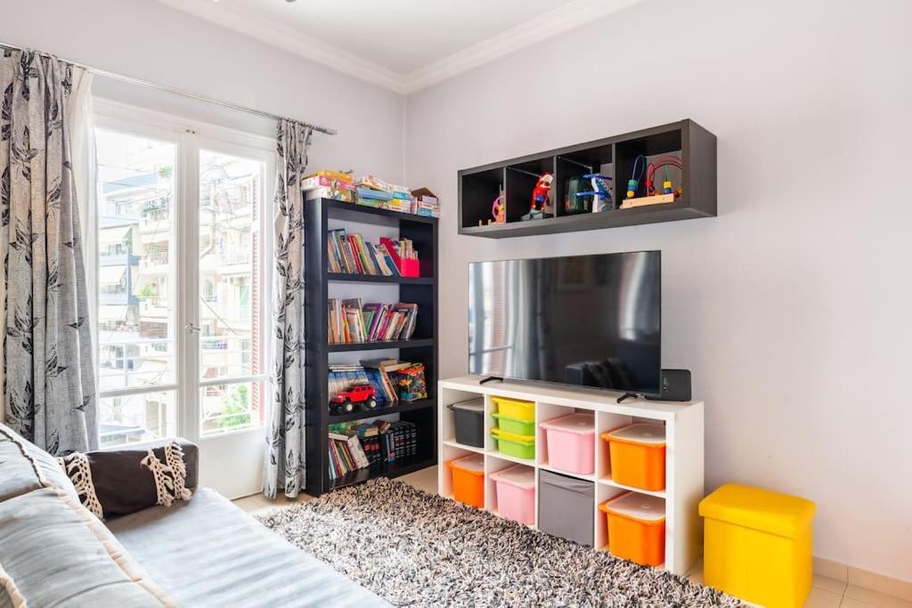 Apartment With Terrace In Piraiki Pireu Exterior foto