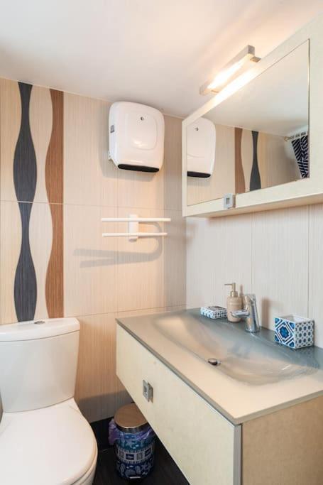 Apartment With Terrace In Piraiki Pireu Exterior foto